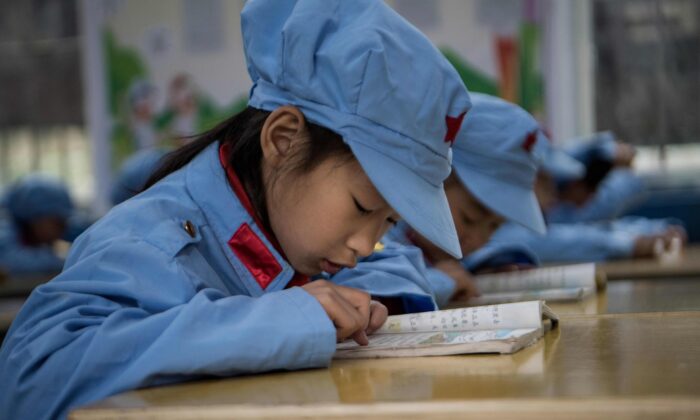 Des élèves travaillant dans leur classe à l'école primaire Yang Dezhi "Armée rouge" à Wenshui, dans le comté de Xishui, dans la province de Guizhou, le 7 novembre 2016. (Fred Dufour/AFP via Getty Images)
