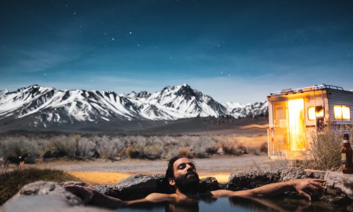 Un mélange de chaud et de froid, ou un bain chaud, peut faire des merveilles pour le mal de dos. (Robson Hatsukami Morgan/Unsplash)