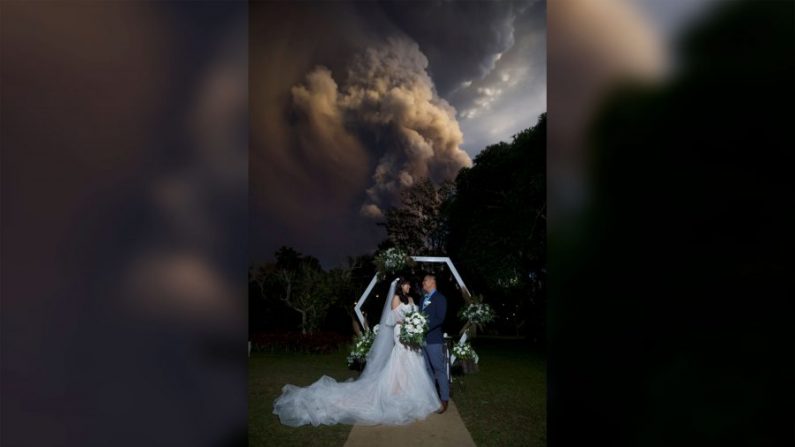 Chino et Kat Vaflor étaient en train de se marier le 12 janvier 2020, dans un endroit situé à environ 16 km du volcan Taal, lorsque le photographe de mariage Randolf Evan a pris des photos spectaculaires du couple avec le panache de cendres qui semblait être au-dessus de leur tête. (Avec l'aimable autorisation de Randolf Evan Photography/CNN)