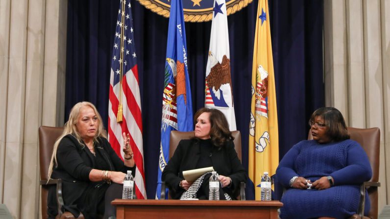 (G-D) Barbara Amaya, survivante de la traite des personnes, Erica MacDonald, procureur du district du Minnesota, et Barbara Jean Wilson, survivante de la traite des personnes, lors d'un sommet sur la traite des personnes au ministère de la Justice à Washington le 14 janvier 2020. (Samira Bouaou/The Epoch Times)