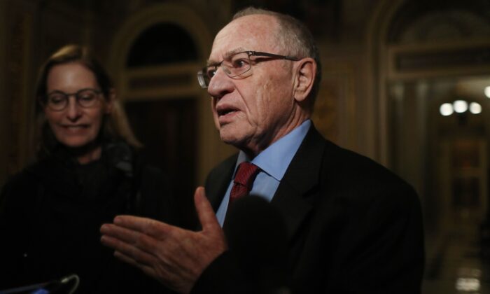 L'avocat Alan Dershowitz, membre de l'équipe juridique du président Donald Trump, dans la salle de réception du Sénat au Capitole américain le 29 janvier 2020. (Mario Tama/Getty Images)