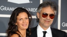 Le ténor Andrea Bocelli et son épouse Veronica chantent en duo dans une petite ville portuaire devant une foule enchantée