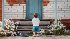 Un garçon se présente à la porte d’un voisin pour faire du jardinage après le déploiement de son père soldat