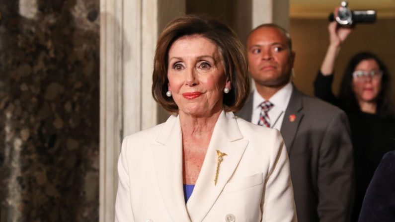 La présidente de la Chambre des représentants des États-Unis, Nancy Pelosi (D-Californie), traverse le Statuary Hall pour se rendre à la Chambre des représentants pour le discours sur l'état de l'Union du président américain Donald Trump au Capitole à Washington le 4 février 2020. (Charlotte Cuthbertson/The Epoch Times)