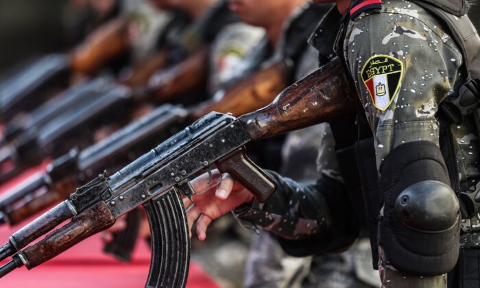 Des cadets de la police égyptienne participent à une session de formation dans une école de police de la capitale, Le Caire, le 30 décembre 2019. (Mohamed el-Shahed/AFP/Getty Images)