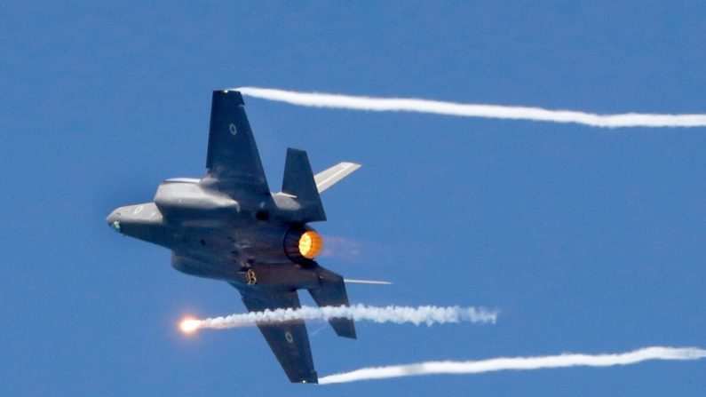 Un avion de chasse israélien F-35 se produit lors d'un spectacle aérien, au-dessus de la plage de la ville côtière méditerranéenne de Tel-Aviv, le 9 mai 2019. (Jack Guez/via Getty Images)
