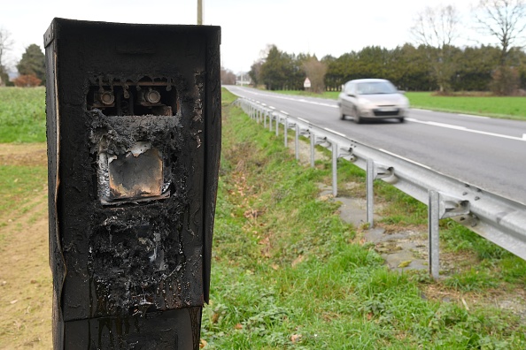 Un radar fixe incendié.        (Photo : DAMIEN MEYER/AFP via Getty Images)