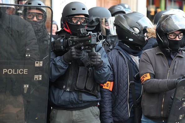  Un policier tient un lanceur de balles défensif en caoutchouc LBD (LBD 40) de 40 millimètres à Paris. (Photo : ZAKARIA ABDELKAFI/AFP via Getty Images)