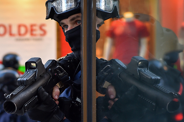 Un lanceur de balles défensif en caoutchouc LBD de 40 millimètres le 2 février 2019 à Nantes lors d'une manifestation  des "Gilets Jaunes".     (Photo : LOIC VENANCE/AFP via Getty Images)