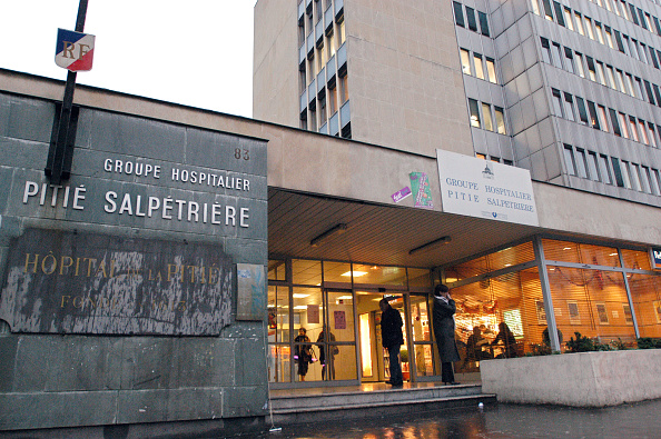 -Illustration- Vue partielle de la façade de l'hôpital de la Pitié-Salpêtrière, prise le 23 décembre 2003 à Paris. Un homme de 60 ans, enseignant dans un collège du département de l'Oise, est décédé dans cet hôpital. Photo JEAN AYISSI/AFP via Getty Images.