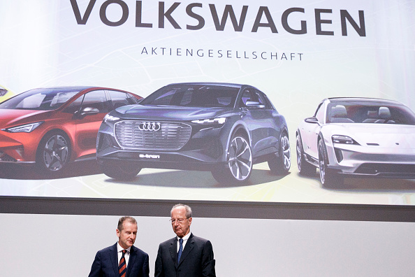 Hans Dieter Poetsch (à droite), membre du conseil d'administration de Volkswagen AG, et Herbet Diess, président du constructeur automobile allemand Volkswagen AG, assistent à l'assemblée annuelle des actionnaires de la société le 14 mai 2019 à Berlin, en Allemagne.(Photo : Carsten Koall/Getty Images)