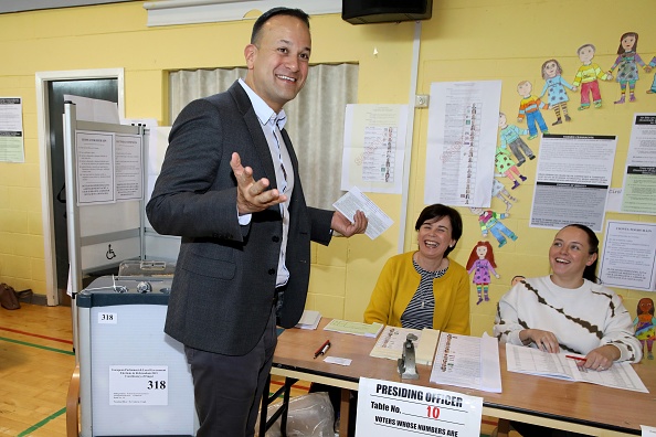 -Le Premier ministre irlandais Leo Varadkar pose pour des photos, mais pour les élections législatives actuelles, il risque son poste. Photo de PAUL FAITH / AFP via Getty Images.