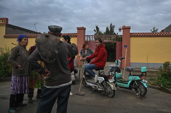 Cette photo prise le 13 septembre 2019 montre des gens dans une rue d'un petit village où vivent des Ouïghours à la périphérie de Shayar dans la région du Xinjiang. (Photo : HECTOR RETAMAL/AFP via Getty Images)