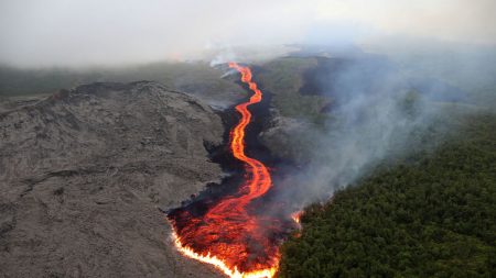 [En images] La Réunion: le Piton de la Fournaise entre à nouveau en éruption