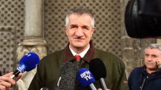 [Vidéo] En plein salon de l’agriculture, Jean Lassalle se met à danser avec une fanfare bordelaise – et il est difficile de l’arrêter