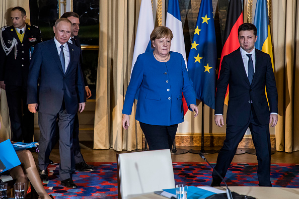 -Le président russe Vladimir Poutine, le président français Emmanuel Macron, la chancelière allemande Angela Merkel, le président ukrainien Volodymyr Zelensky assiste à leur sommet sur l'Ukraine à l'Elysée le 9 décembre 2019 à Paris, France. Photo de CHRISTOPHE PETIT TESSON - Piscine / Getty Images.