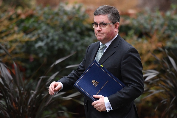 Le ministre de la Justice Robert Buckland a anonncé :"Nous allons introduire une législation d'urgence pour mettre fin à la libération anticipée automatique, sans contrôle ni vérification, de personnes condamnées pour terrorisme, ayant effectué la moitié de leur peine". (Photo : JUSTIN TALLIS/AFP via Getty Images)