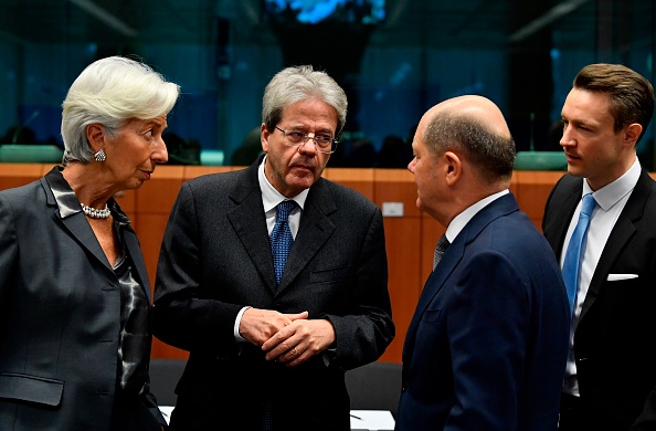 -Christine Lagarde Présidente de la Banque centrale européenne, commissaire européen désigné à l'économie Paolo Gentiloni, le ministre fédéral allemand des Finances Olaf Scholz et le ministre autrichien des Finances Gernot Bluemel, au siège de l'UE à Bruxelles le 20 janvier , 2020. Photo de JOHN THYS / AFP via Getty Images