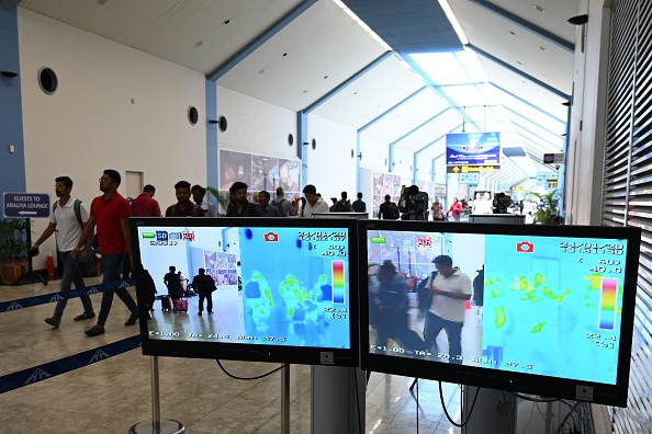 Les personnes sont vus sur les écrans d'un scanner thermique, pour vérifier la température corporelle, à l'aéroport international de Bandaranaike à Katunayake  en Sri Lanka, le 24 janvier 2020, après une épidémie de virus en Chine. (Photo : LAKRUWAN  WANNIARACHCHI/AFP via Getty Images)