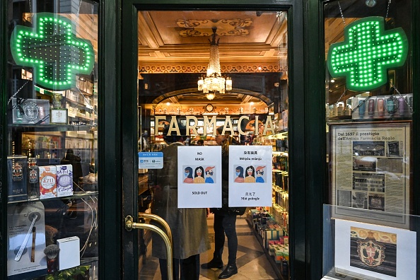 Une pharmacie informe les clients par des affiches en plusieurs langues, dont le chinois, que les masques respiratoires sont épuisés. Rome, le 29 janvier 2020. (Photo by ALBERTO PIZZOLI/AFP via Getty Images)