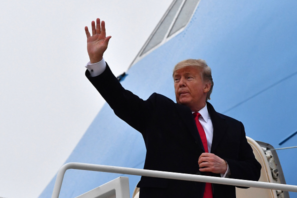 -Le président américain Donald Trump salue l'Air Force One avant son départ de Joint Base Andrews dans le Maryland, le 31 janvier 2020. Photo de Nicholas Kamm / AFP via Getty Images.