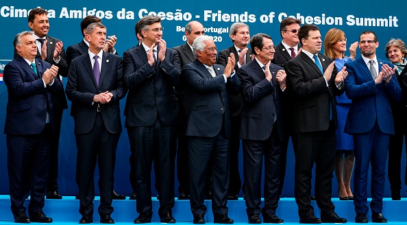 
Langue source : Anglais
144/5000
Les participants au sommet des «Amis de la cohésion» applaudissent alors qu'ils posent pour une photo de famille au Pousada Convento à Beja, au Portugal, le 1er février 2020. (Photo by CARLOS COSTA/AFP via Getty Images)