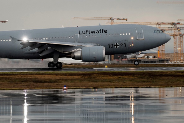 Un avion de l'armée de l'Air allemande transportant une centaine de personnes rapatriées de Wuhan en Chine en raison de l'épidémie du nouveau coronavirus est arrivé le 1er février en Allemagne. (Photo by THOMAS LOHNES/AFP via Getty Images)