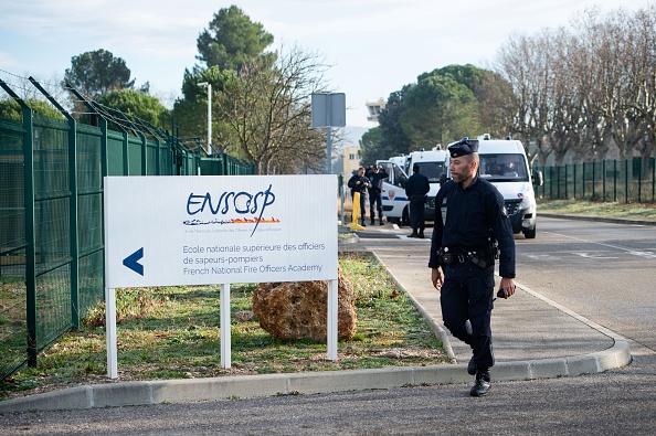 -Les forces de sécurité mobiles françaises près du centre de formation des pompiers de l'ENSOSP dans le quartier des Milles à Aix-en-Provence, dans le sud de la France, le 2 février 2020. Des citoyens français, ont été rapatriés par avion, mis en quarantaine pendant 14 jours. Un deuxième avion transportant environ 200 Français a décollé de Wuhan, le 2 février. Photo CLEMENT MAHOUDEAU / AFP via Getty Images.