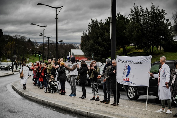 Chaîne humaine autour de l'hôpital Robert Debré à Paris le 2 février 2020.  (Photo : MARTIN BUREAU/AFP via Getty Images)