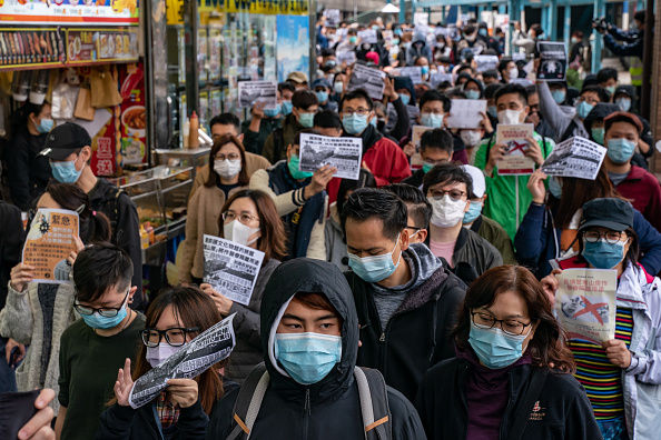 Les habitants de Mei Foo protestent contre les plans du gouvernement de convertir la Jao Tsung-I Academy en camp de quarantaine le 2 février 2020 à Hong Kong, Chine. (Photo : Anthony Kwan/Getty Images)