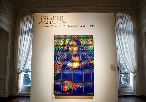 -La version cubique du street art Rubik's Cube de la "Mona Lisa" intitulée "Rubik Mona Lisa" réalisée en 2005 par l'artiste français Invader est exposée à la maison de vente aux enchères Artcurial à Paris le 3 février 2020 avant d'être mise aux enchères le 23 février 2020. Photo FRANCOIS GUILLOT / AFP via Getty Images.