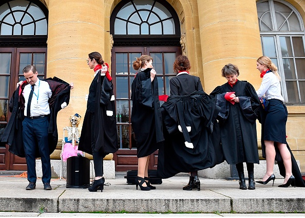 Réforme des retraites. Des avocats à Sarreguemines en Moselle le 3 février 2020. (Photo : JEAN-CHRISTOPHE VERHAEGEN/AFP via Getty Images)