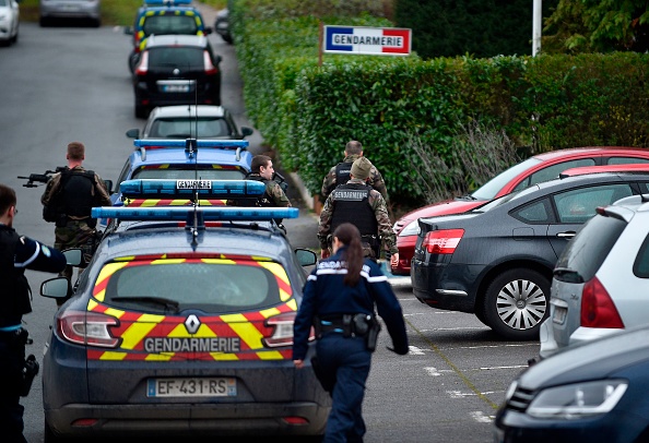 Des gendarmes contrôlent l'accès au quartier général de la gendarmerie de Dieuze,  en Moselle, le 3 février 2020. (Photo : JEAN-CHRISTOPHE VERHAEGEN/AFP via Getty Images)