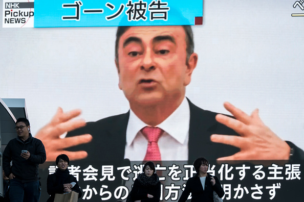 Un moniteur dans la rue affiche une nouvelle diffusée sur l'ancien président de Nissan Motor Co., Carlos Ghosn, le 09 janvier 2020 à Tokyo, au Japon. (Photo : Tomohiro Ohsumi/Getty Images)