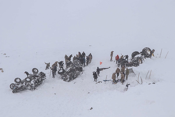 -Des membres des services d'urgence creusent dans la neige autour d'au moins trois véhicules renversés, près de la ville de Bahcesehir, dans la province de Van, dans l'est de la Turquie, le 5 février 2020. Alors que des dizaines de secouristes sont portés disparus après avoir été touchés par une deuxième avalanche pendant leur une mission. Photo de - / DHA / AFP via Getty Images.