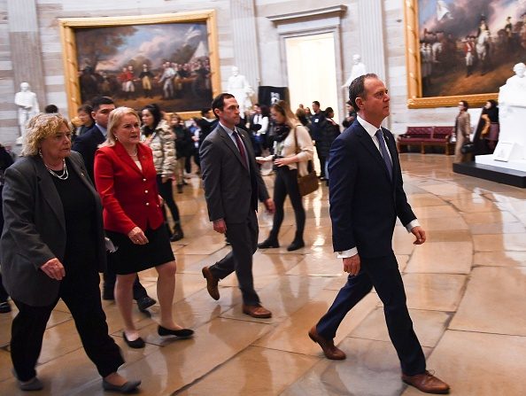 patron de la commission du Renseignement à la Chambre, Adam Schiff (droite), conduit d'autres directeurs de la destitution aux chambres du Sénat pour le vote de destitution à Capitol Hill à Washington, DC, le 5 février 2020.(Photo : BRENDAN SMIALOWSKI/AFP via Getty Images)