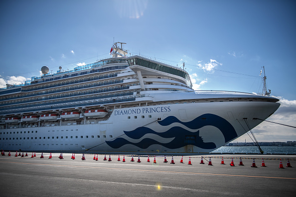 -Le navire de croisière Diamond Princess se trouve amarré à Daikoku Pier où il sera réapprovisionné et les cas de coronavirus nouvellement diagnostiqués transportés à l'hôpital car il restera en quarantaine au large du port de Yokohama. Le 6 février 2020 à Yokohama, au Japon. Il est confirmé que 20 passagers sont infectés par un coronavirus. Photo de Carl Court / Getty Images.