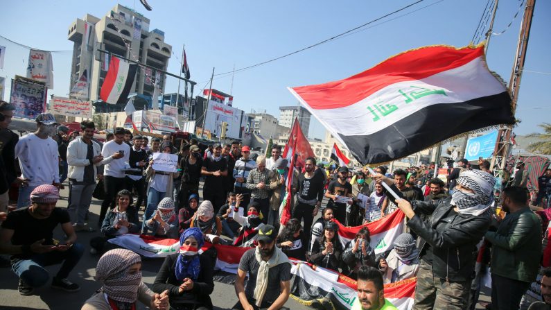 -Des étudiants irakiens scandent en participant à une manifestation antigouvernementale sur la place Tahrir de la capitale Bagdad, le 6 février 2020, après une nuit de violence. Photo par AHMAD AL-RUBAYE / AFP via Getty Images.