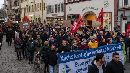 Extrême droite: Merkel congédie un membre de son gouvernement pour répondre au scandale