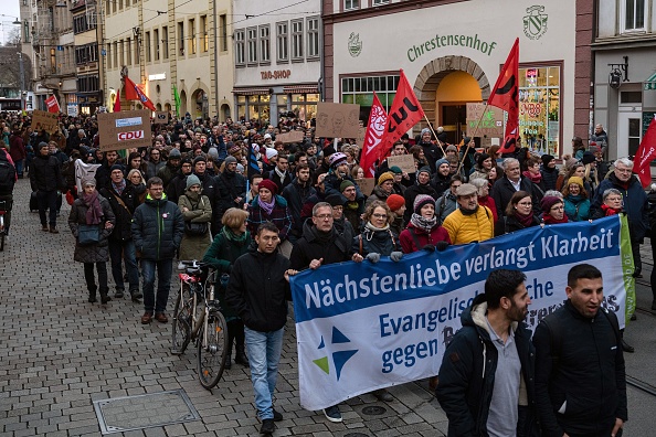 -Le 6 février 2020, les gens manifestent contre le parti d'extrême droite de l'AfD à Erfurt, en Allemagne de l'Est. Le petit État de Thuringe avait brisé un tabou politique allemand le 5 février 2020 après qu'un candidat à la présidence régionale ait été hissé au pouvoir avec l'aide du parti d'extrême droite AfD pour la première fois, envoyant des ondes de choc à Berlin. Photo de JENS SCHLUETER / AFP via Getty Images.