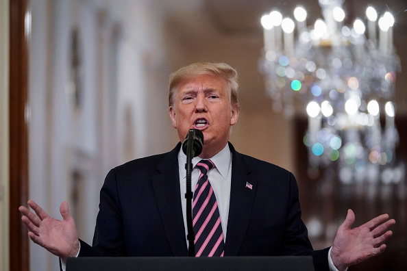 Le président américain Donald Trump s'adresse aux médias dans la salle Est de la Maison Blanche un jour après que le Sénat américain l'a acquitté de destitution, le 6 février 2020 à Washington, DC.(Photo : Drew Angerer/Getty Images)