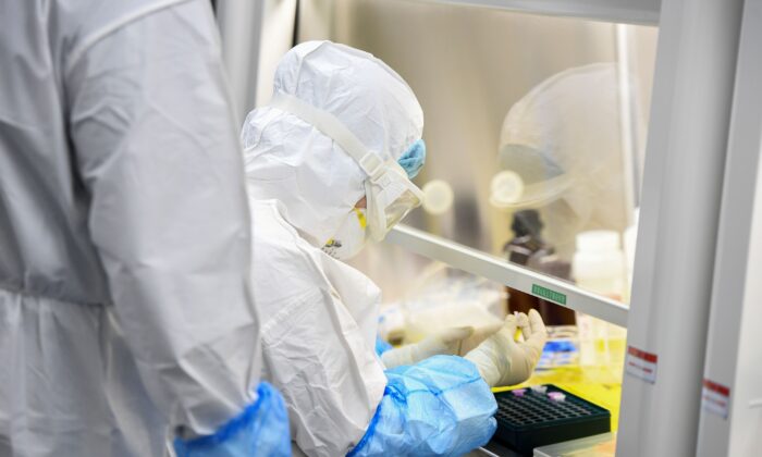 Un technicien de laboratoire manipulant des échantillons de personnes à tester pour le nouveau coronavirus au laboratoire "Fire Eye" à Wuhan, en Chine, le 6 février 2020. (STR/AFP via Getty Images)