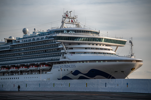 Le bateau de croisière Diamond Princess est amarré à la jetée de Daikoku où des cas de coronavirus nouvellement diagnostiqués sont pris en charge, le 7 février 2020 à Yokohama, Japon. (Photo : Carl Court/Getty Images)