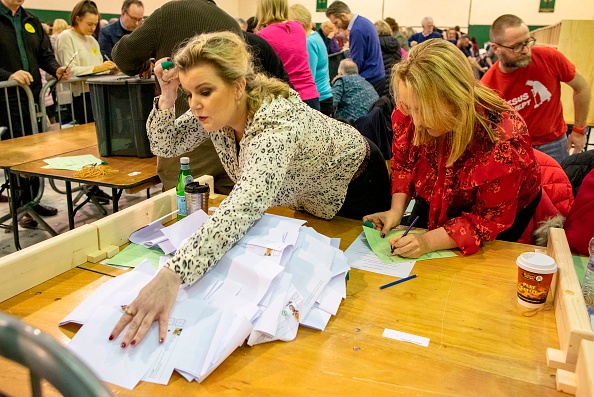 -Le décompte commence au club Nemo Rangers GAA à Cork, dans le sud de l'Irlande, le 9 février 2020, le lendemain du scrutin lors des élections générales irlandaises. Photo par Paul Faith / AFP via Getty Images.