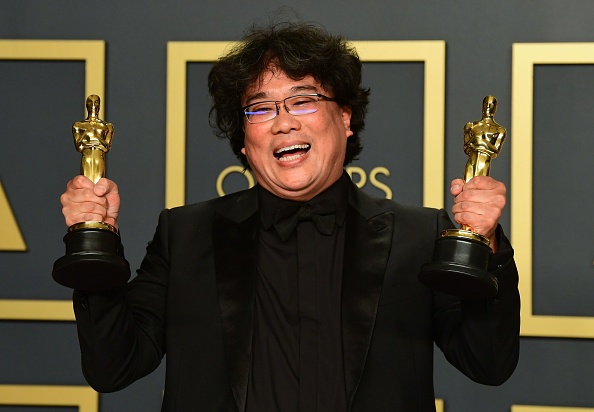 -Californie le 9 février 2020. Bong Joon-ho a remporté le prix du meilleur réalisateur, meilleur film, Meilleur long métrage international et meilleur scénario original pour "Parasite". Photo par FREDERIC J. BROWN / AFP via Getty Images.