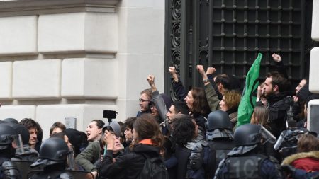 Dégradations au siège de Blackrock par des militants écologistes d’extrême gauche, 17 interpellations