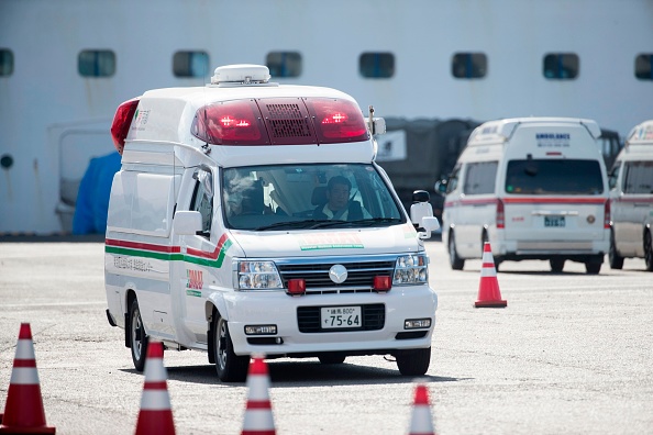 -Une ambulance s'éloigne du navire de croisière Diamond Princess, avec environ 3600 personnes mises en quarantaine à bord en raison des craintes du nouveau coronavirus, au terminal de croisière de Daikaku Pier dans le port de Yokohama le 12 février 2020. Photo de BEHROUZ MEHRI / AFP via Getty Images.