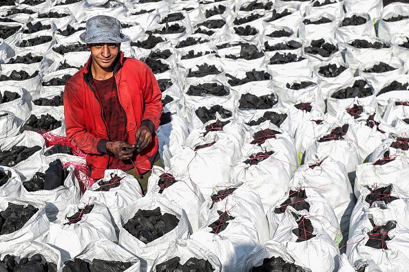 -Des ouvriers égyptiens travaillent dans une usine de charbon de bois dans le gouvernorat de Sharkia en Égypte, dans le fertile Delta au nord de la capitale, Le Caire, le 29 janvier 2020. Photo de Mohamed el-Shahed / AFP via Getty Images.