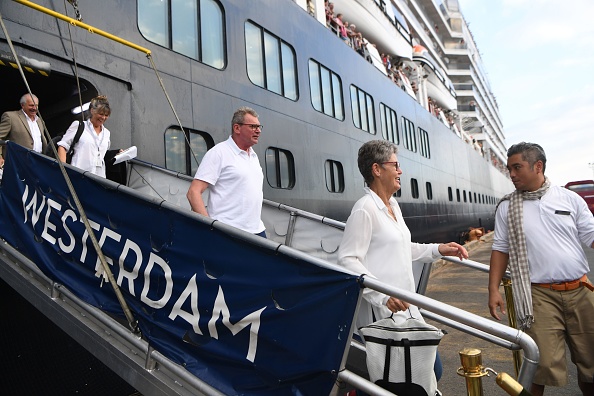 -Les passagers débarquent du navire de croisière Westerdam à Sihanoukville le 14 février 2020, où le paquebot a accosté après s'être vu refuser l'entrée dans d'autres ports asiatiques en raison de la crainte de l'épidémie de COVID-19. Photo de TANG CHHIN SOTHY / AFP via Getty Images.