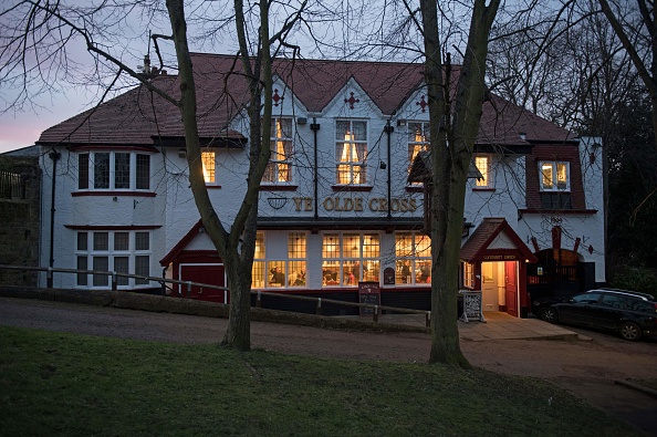 -Les lumières sont allumées à l'intérieur du pub communautaire Ye Olde Cross dans le village de Ryton, près de Newcastle, dans le nord-est de l'Angleterre, le 5 février 2020. Photo par OLI SCARFF / AFP via Getty Images.